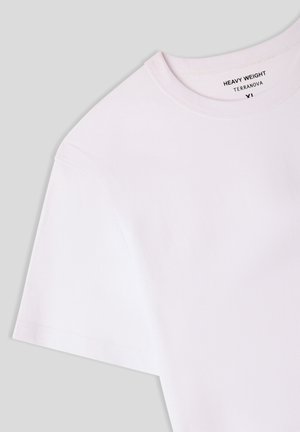 T-shirt bianco pesante in cotone con colletto rotondo e maniche corte, caratterizzato da una superficie liscia e un'etichetta stampata all'interno del colletto.