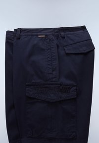 Marineblaue Baumwollshorts mit einem aufgestickten Logo auf der Gesäßtasche, mit flacher Vorderseite und normalem Bund, die eine glatte Textur zeigen.
