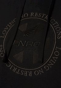Felpa nera con cappuccio, dotata di un logo tondo in rilievo con il testo "Loving No Restrictions" e un design con ali. Tessuto morbido con cordini.
