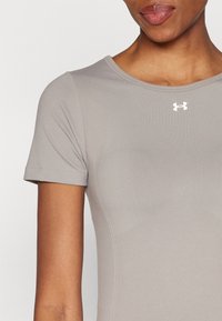 Under Armour TRAIN SEAMLESS - Tricou basic - pewter/white
