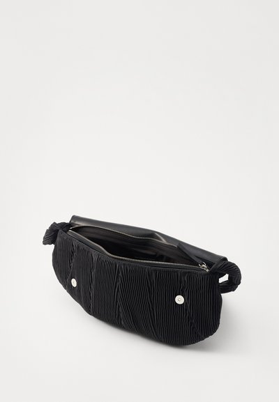 Borsa a spalla in tessuto plissettato nero con chiusura a zip e chiusura a scatto magnetico, manico ad anello e interno spazioso.