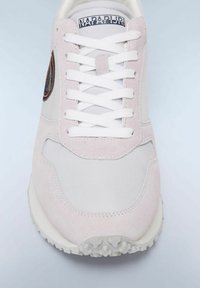 Sneaker in suede e mesh rosa chiaro con lacci bianchi, dotate di una patch logo nera e arancione sul lato e suola in gomma testurizzata.