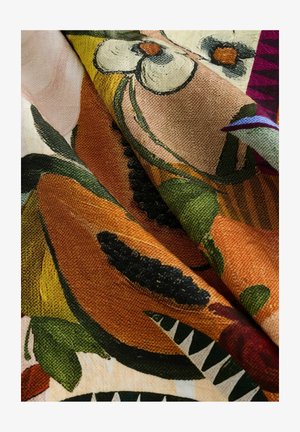 Bunt bedruckter Stoff mit floralen Mustern in den Farben Orange, Grün und Schwarz, der über strukturierte Oberflächendetails und ein komplexes Designlayout verfügt.