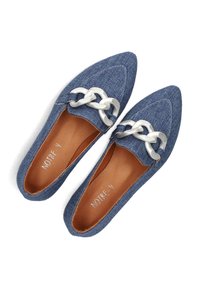 Denim loafers met spitse neuzen, voorzien van een witte kettingaccent over de voorkant. Zachte, bruine lederen binnenzolen, textuur blauwe stof aan de buitenkant.