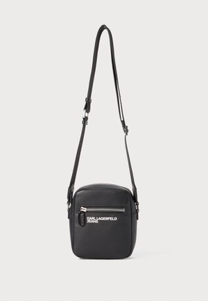 Borsa a tracolla nera realizzata in materiale sintetico, con tasca frontale con zip, tracolla regolabile e dettaglio del logo in bianco.