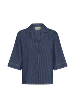 Camisa de manga corta azul marino con finas rayas verticales blancas, cuello con muesca y botones frontales marrones.