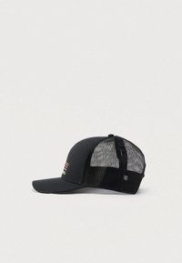 Casquette noire avec une visière courbée et un dos en maille. Présente des rayures horizontales multicolores et une broderie de logo à l'avant.