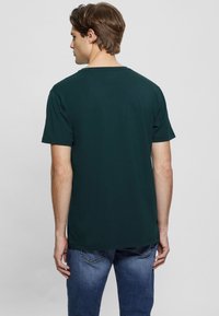 Guess LOGO BRODÉ - T-shirt basic - vert foncé