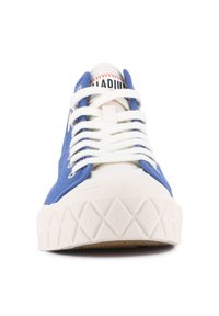 Sneakers in tela blu con suola in gomma bianca e motivo a diamante testurizzato. Presentano lacci bianchi e un marchio sulla linguetta.