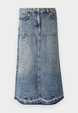 Lys blå denimskjørt, knelengde, med to frontlommer, sømmer og en ustelt kant. Teksturert stoff med synlige sømmer.