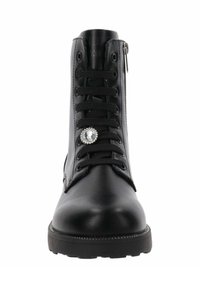 Bota de combate de cuero negro con cordones negros, un zipper lateral y un único botón decorativo de strass en el cordón frontal.