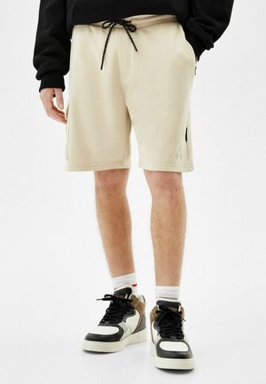 PLUSH - Shorts - sand