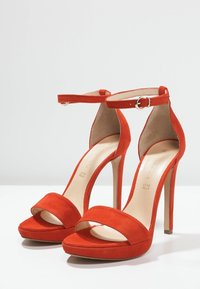 MAI PIÙ SENZA Sandalias de tacón - red