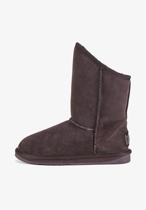 Bruine suède enkelboots met een ronde neus, gestikte naden en een korte schacht, voorzien van een leren accent met een metalen logo aan de zijkant.