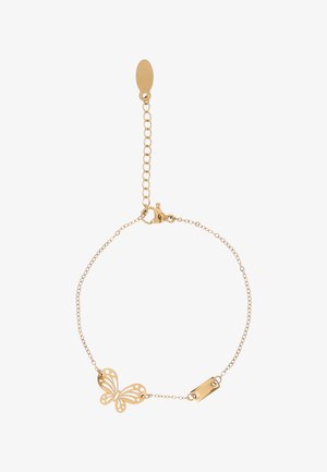 Ør halskædearmbånd i guld med et sommerfuglevedhæng og en lille rektangulær mærkat, med en justerbar lukning og forlængerkæde.