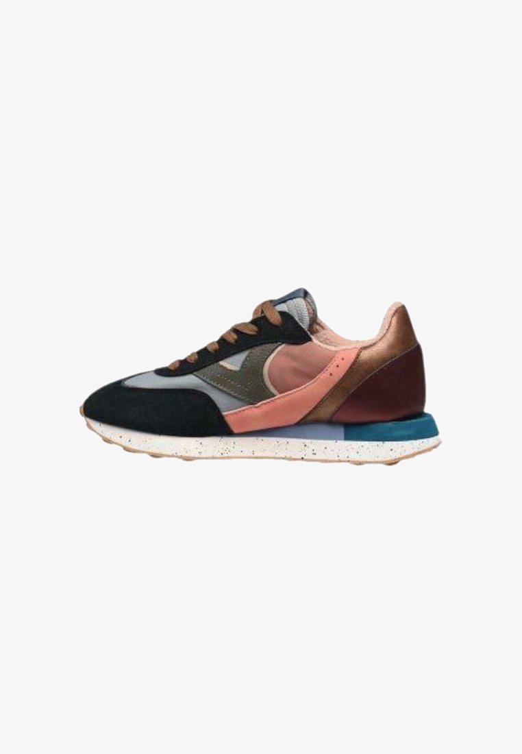 Des baskets avec un design multi-matériaux en daim noir, tissu gris, accents rose et marron, et une semelle blanche mouchetée avec un détail bleu.