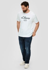 s.Oliver MET LOGO - Marškinėliai su spaudiniu - weiß