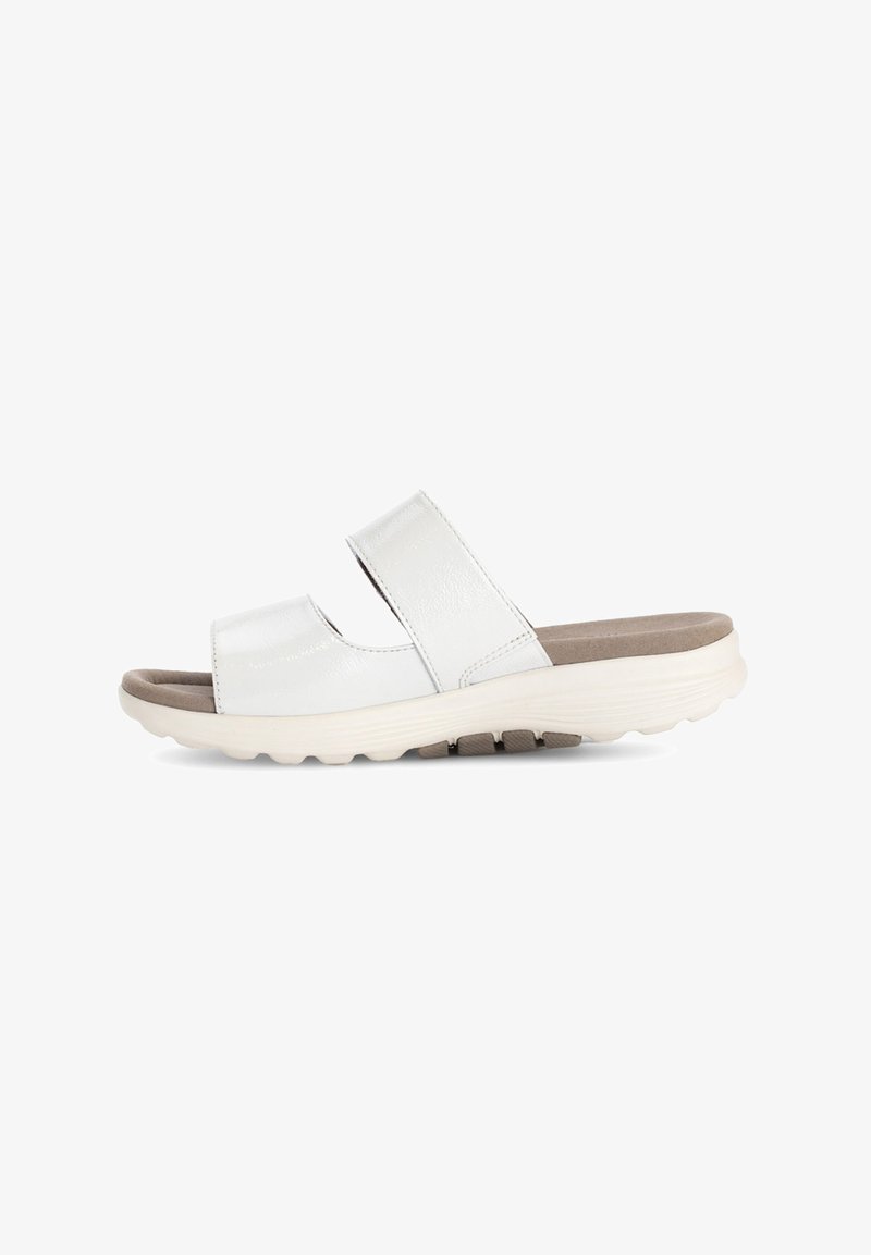 Witte schuifsandalen met twee brede banden, gemaakt van glanzend synthetisch materiaal, met een gevoerd voetbed en een geprofileerde rubberen zool voor grip.