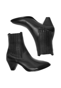 Cizme negre din piele până la gleznă, cu vârf ascuțit și un panou texturat la gleznă. Au un toc înălțat și un detaliu de cusătură subtil.