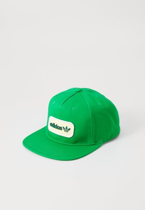 Cappello verde in cotone con visiera piatta, caratterizzato da una toppa rettangolare bianca che mostra il logo "adidas" e il design del trifoglio.