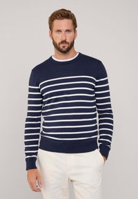 Maglione a righe blu navy con strisce orizzontali bianche, collo a giro, polsini e orlo a costine. Tessuto lavorato a maglia dalla consistenza liscia.