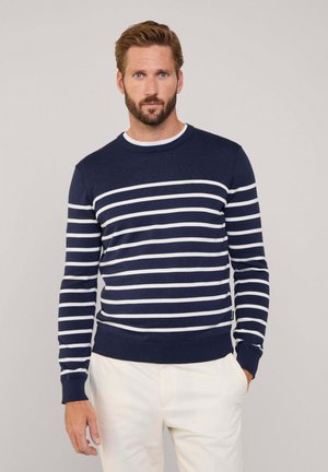 Suéter a rayas azul marino con rayas horizontales blancas, cuello redondo, puños y dobladillo acanalados. Tejido de punto con una textura suave.