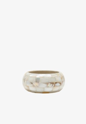 Large bracelet jonc avec un motif mosaïque composé de pièces rectangulaires lisses, irisées, beige, blanche et marron clair.