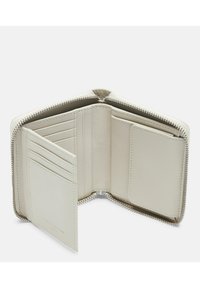 Beżowy skórzany portfel z zamknięciem na zamek, wieloma miejscami na karty i gładką fakturą. Wewnątrz znajdują się przegródki do organizacji i łatwego dostępu.