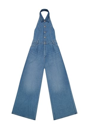 Tuta in denim con collo a fascia allacciato al collo, gambe ampie, chiusura frontale con bottoni e passanti per cintura, mostrata stesa su sfondo bianco.