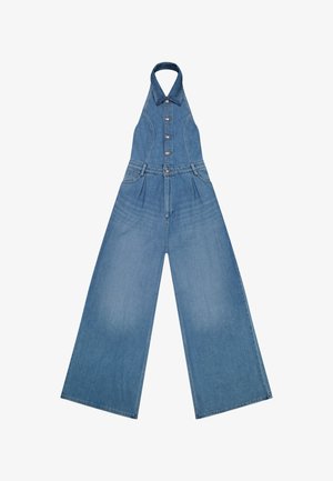 Denim halter-neklak met brede pijpen, voor knoopsluiting en riemlussen, platliggend getoond op een witte achtergrond.