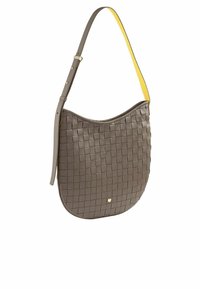 Bolso de cuero trenzado en gris con una correa de hombro amarilla. Presenta una forma curva y un pequeño acento dorado en el frente.