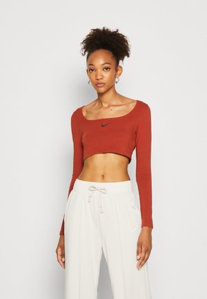 W NSW LS CROP TOP SW - Topper langermet - rugged orange/black