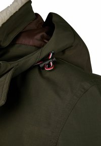 Olijfgroene jacket met een gestructureerde buitenkant, bruine voering en een capuchon met trekkoord met rode en zwarte accenten.