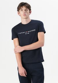 Tommy Hilfiger CORE LOGO TEE - Majica kratkih rukava s printom - blau