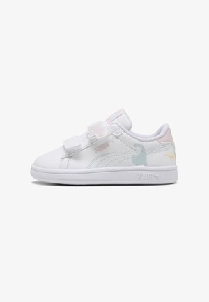 Białe dziecięce sneakersy Puma z dwoma paskami na rzepy oraz pastelowymi nadrukami dinozaura i ptaka po boku i na pięcie.