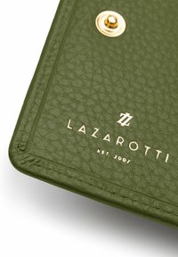 Portefeuille en cuir texturé vert avec des accessoires en or et une marque en relief "LAZAROTTI EST. 2007" sur le devant.