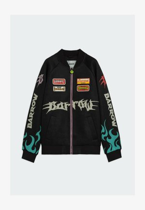 Chaqueta bomber negra con cremallera, diseños de llamas coloridas en las mangas, múltiples logotipos "Barrow" y parches en el pecho, ribete de cremallera rosa y dos bolsillos delanteros.