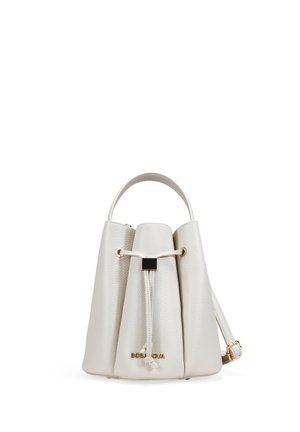 Bolso tipo cubo de cuero blanco texturizado con asa superior, cierre de cordón, herrajes dorados y correa de hombro ajustable.