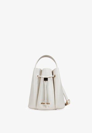 Bolso tipo cubo de cuero blanco texturizado con asa superior, cierre de cordón, herrajes dorados y correa de hombro ajustable.