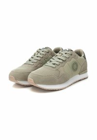 Zapatillas deportivas verdes y grises con material de malla y ante, que presentan un logo redondo, cordones y una suela de goma texturizada.