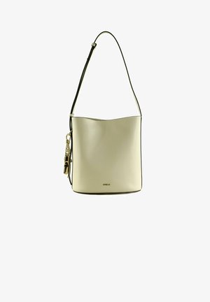 Sac à bandoulière en cuir crème à texture lisse, sommet incurvé, bordure noire et accent porte-clés doré.