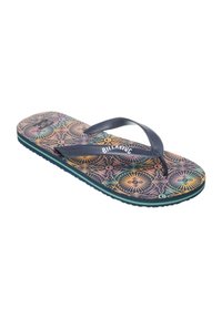 Flip-flop med et flerfarvet geometrisk mønster på fodsengen, navy gummistropper og en let, struktureret sål. Billabong-logoet er synligt.