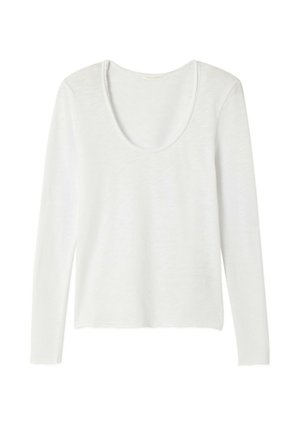 Haut blanc à manches longues en tissu léger et doux, avec un col rond dégagé et une coupe décontractée. Présente une texture simple et lisse.