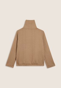 Sweater en maille torsadée beige clair avec des manches longues et un col montant, vu de dos sur un fond beige clair.
