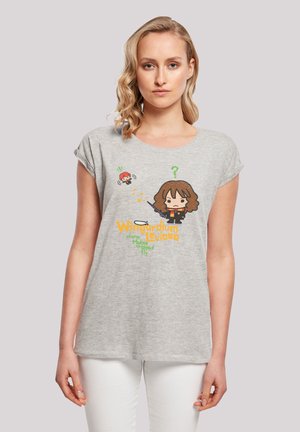 Graues T-Shirt mit kurzen Ärmeln, das eine Cartoon-Figur mit einem Zauberstab zeigt, sowie einen Text in Orange und Grün: "Wingardium Leviosa" und eine Illustration von fliegenden Objekten.