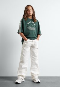 adidas Originals GRAPHIC KIDS - T-shirt con stampa - mineral green