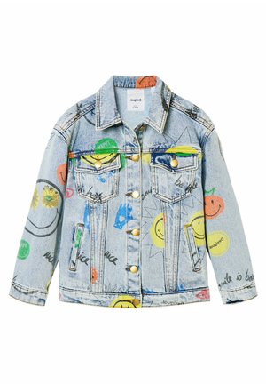 Giacca di jeans azzurra chiara con faccine colorate, fiori e parole scritte a mano come "felice", "sorridi" e "sii gentile" stampate su tutta la superficie.