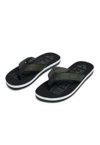 Zwarte flip-flops met een gestructureerde groene strap, voorzien van een witte zool en gedrukte branding op de binnenzool. Klassiek ontwerp voor zomerfootwear.