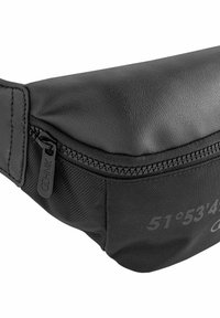 Czarna saszetka na biodra wykonana z teksturowanego materiału syntetycznego, z zamkiem błyskawicznym i nadrukowanymi koordynatami. Kompaktowy, smukły kształt o minimalistycznym designie.