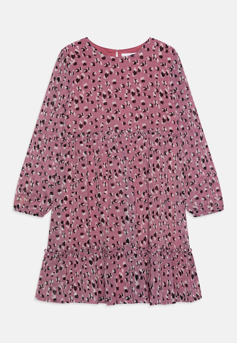 Vestido longo de manga comprida cor-de-rosa com uma bainha de ruffles em camadas, apresentando um padrão manchado em tons de preto e creme. Gola redonda com um fecho de botão nas costas.